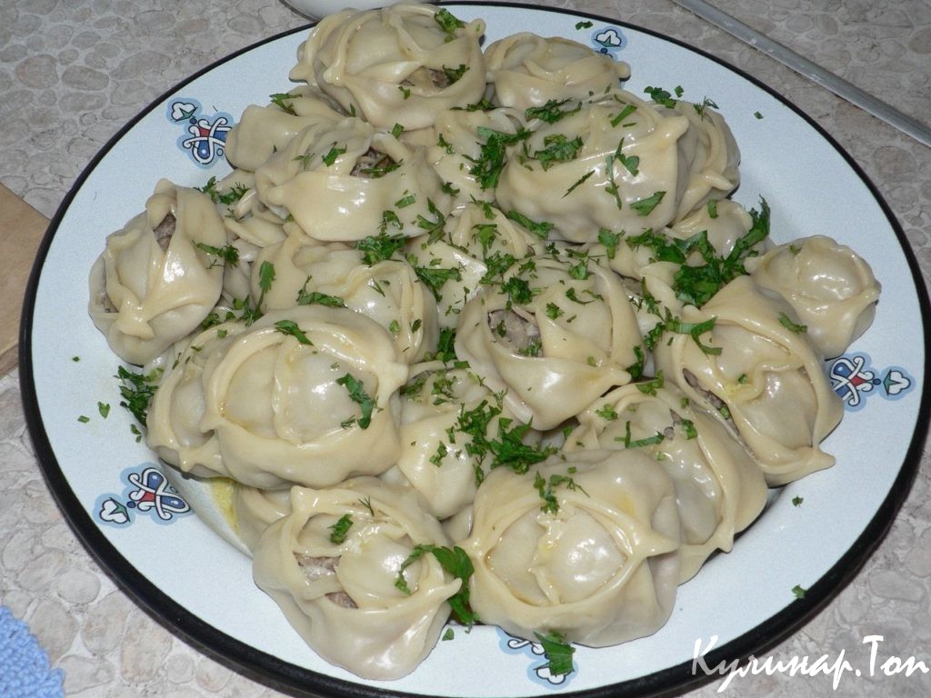 Манты с мясом курицы, салом и морковью