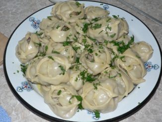 Манты с мясом курицы, салом и морковью