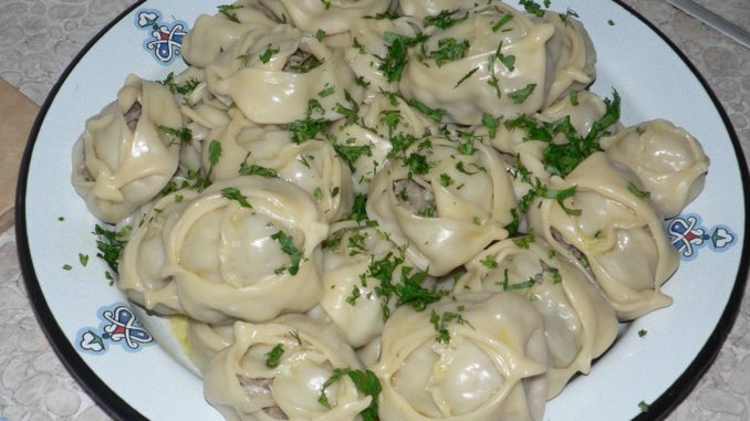 Манты с мясом курицы, салом и морковью Манты с мясом курицы, салом и морковью
