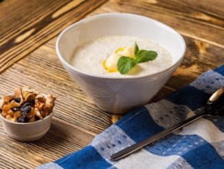 Молочная каша с сухофруктами и орешками