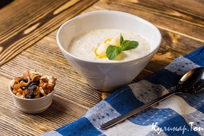 Молочная каша с сухофруктами и орешками