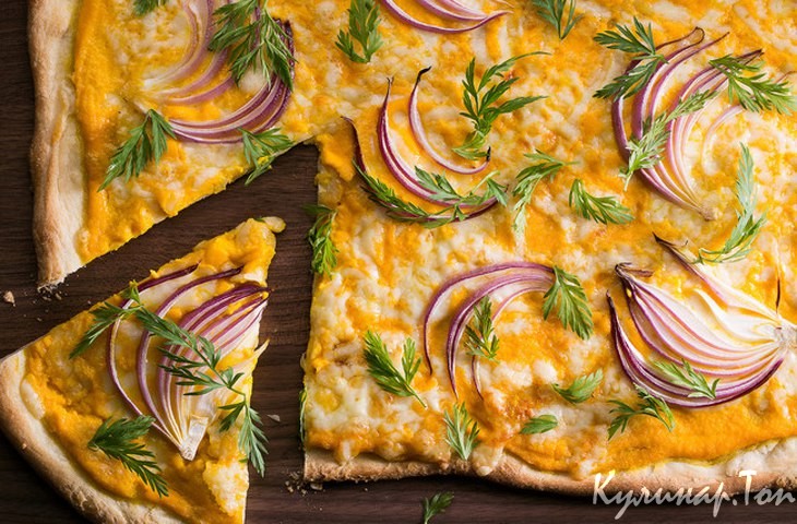 Морковная пицца со сливочным сыром и красным луком