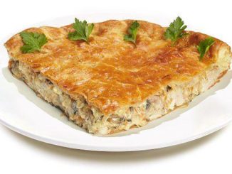 Пирог по-деревенски с курицей и грибами