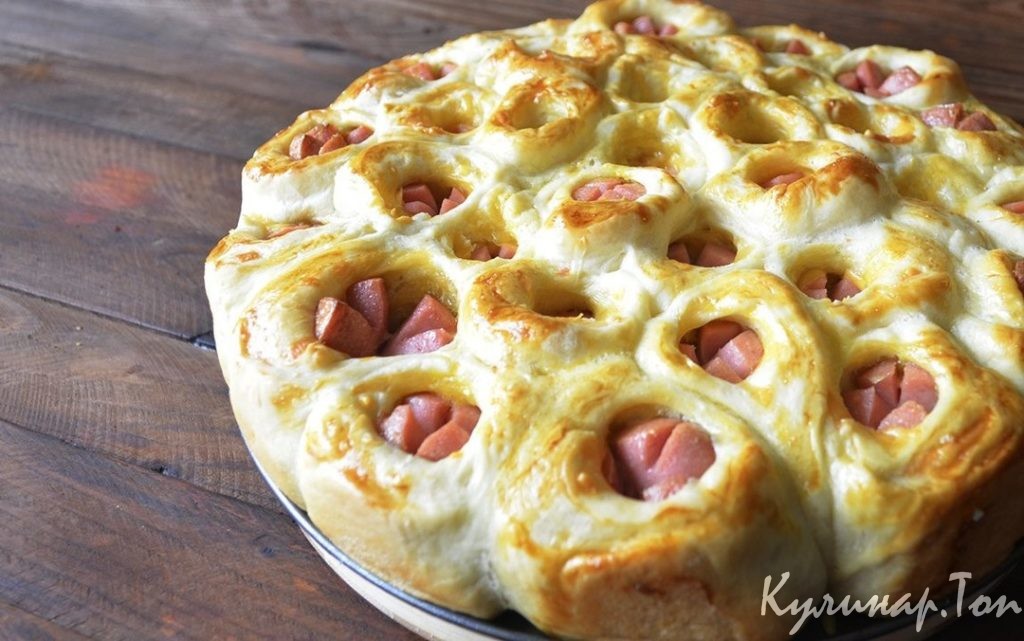 Пирог с сыром и сосисками на завтрак