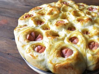 Пирог с сыром и сосисками на завтрак