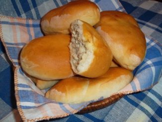 Пирожки с куриным фаршем и луком