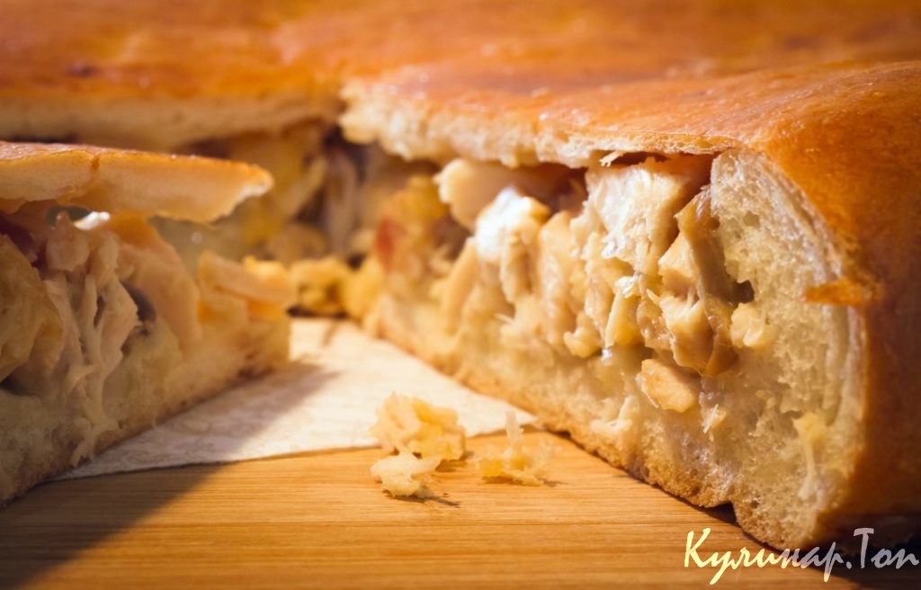 Простой пирог с курицей и грибами