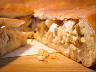 Простой пирог с курицей и грибами