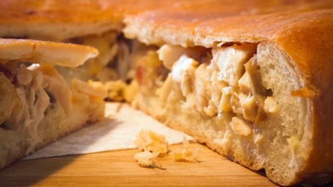 Простой пирог с курицей и грибами Простой пирог с курицей и грибами