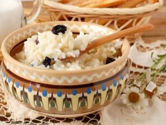 Рисовая каша с изюмом и сгущенным молоком