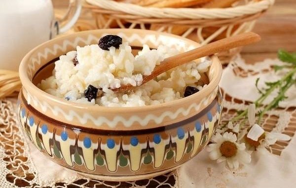Рисовая каша с изюмом и сгущенным молоком Рисовая каша с изюмом и сгущенным молоком