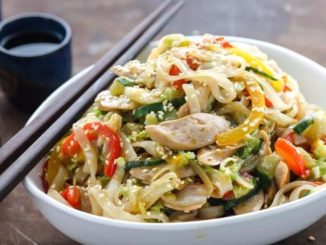 Рисовая лапша с куриной грудкой и овощами