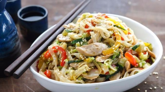 Рисовая лапша с куриной грудкой и овощами Рисовая лапша с куриной грудкой и овощами