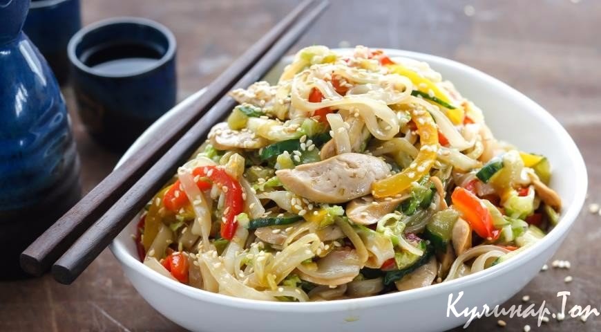 Рисовая лапша с куриной грудкой и овощами