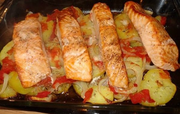 Рыбное филе, запеченное с картофелем Рыбное филе, запеченное с картофелем