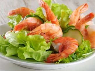 Салат из креветок и зелени