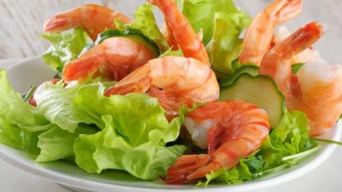 Салат из креветок и зелени Салат из креветок и зелени
