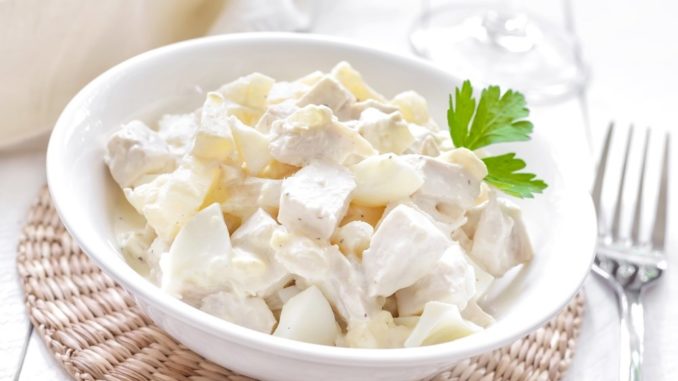 Салат из курицы, ананасов и сыра Салат из курицы, ананасов и сыра