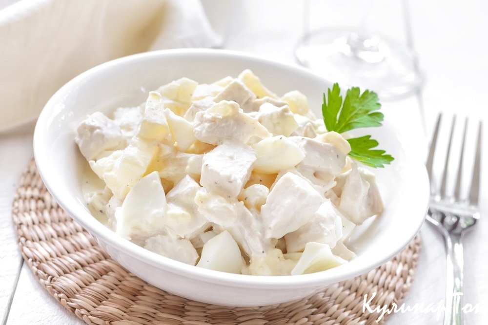 Салат из курицы, ананасов и сыра