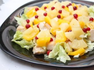 Салат из курицы с ананасами и брусникой