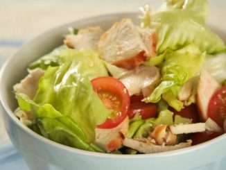 Салат из курицы с овощами в медовом соусе