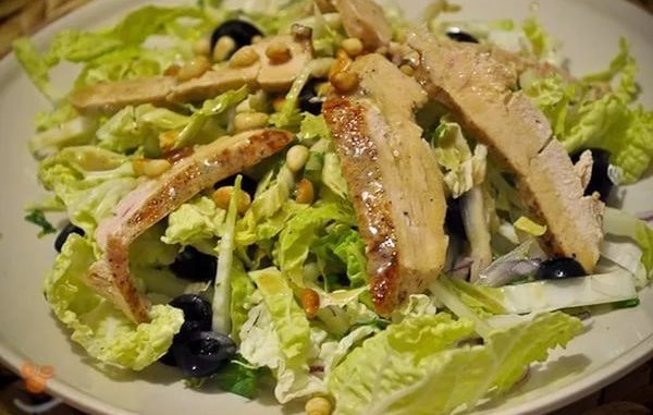 Салат из пекинской капусты с овощами и грудкой Салат из пекинской капусты с овощами и грудкой