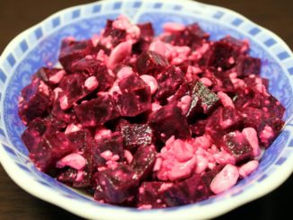 Салат из свеклы с зерненым творогом