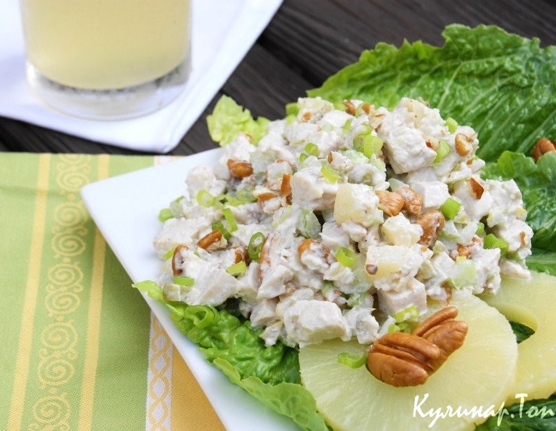 Салат из запеченной курицы с ананасами
