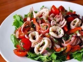 Салат с кальмарами и оливками