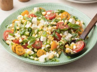Салат с кукурузой и помидорами