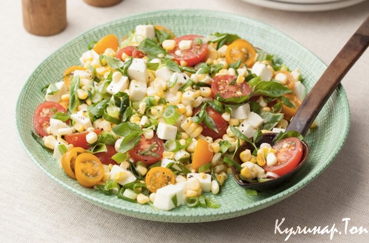 Салат с кукурузой и помидорами