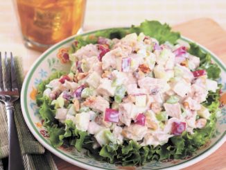 Салат с курицей и фруктами