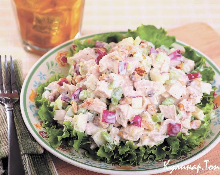 Салат с курицей и фруктами