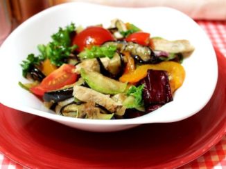 Салат с курицей и овощами гриль