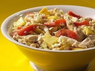 Салат с курицей, помидорами и ананасами