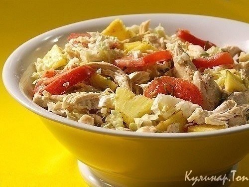 Салат с курицей, помидорами и ананасами Салат с курицей, помидорами и ананасами