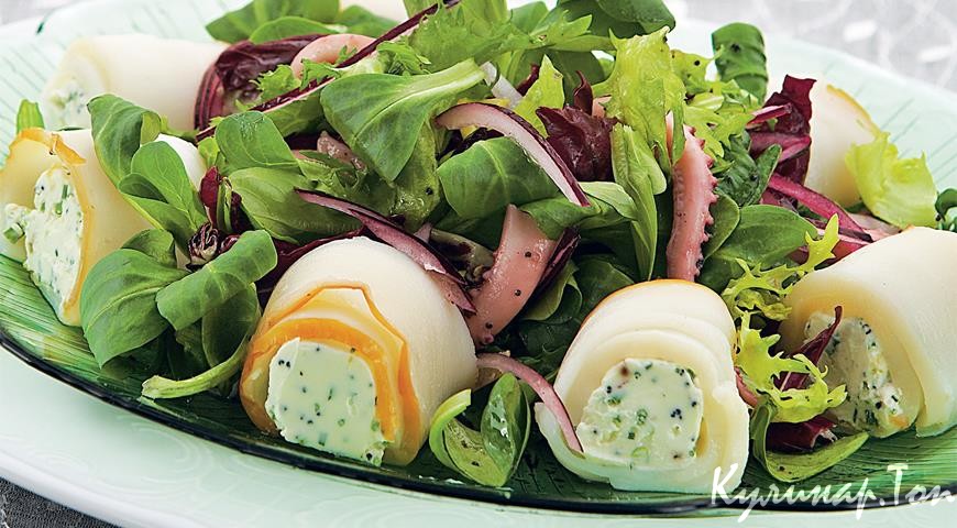 Салат с рулетиками из кальмаров