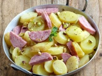 Теплый салат с картофелем и колбасками