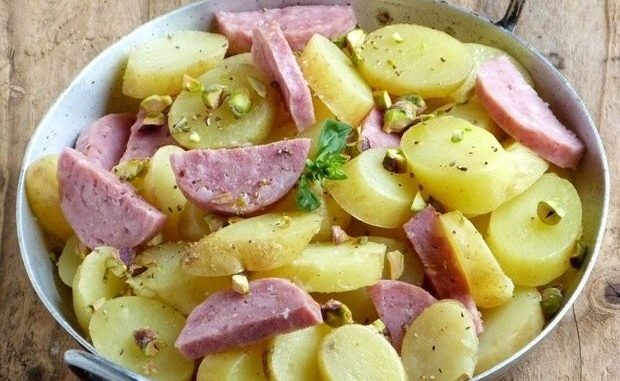 Теплый салат с картофелем и колбасками Теплый салат с картофелем и колбасками