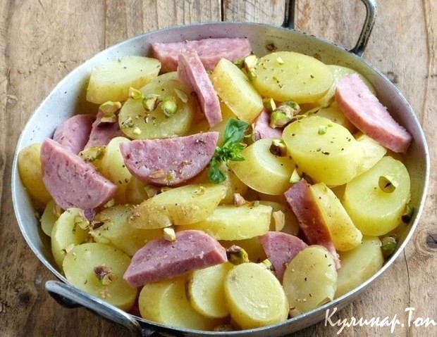 Теплый салат с картофелем и колбасками