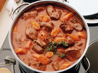 Тушеное мясо с картофелем и зеленью