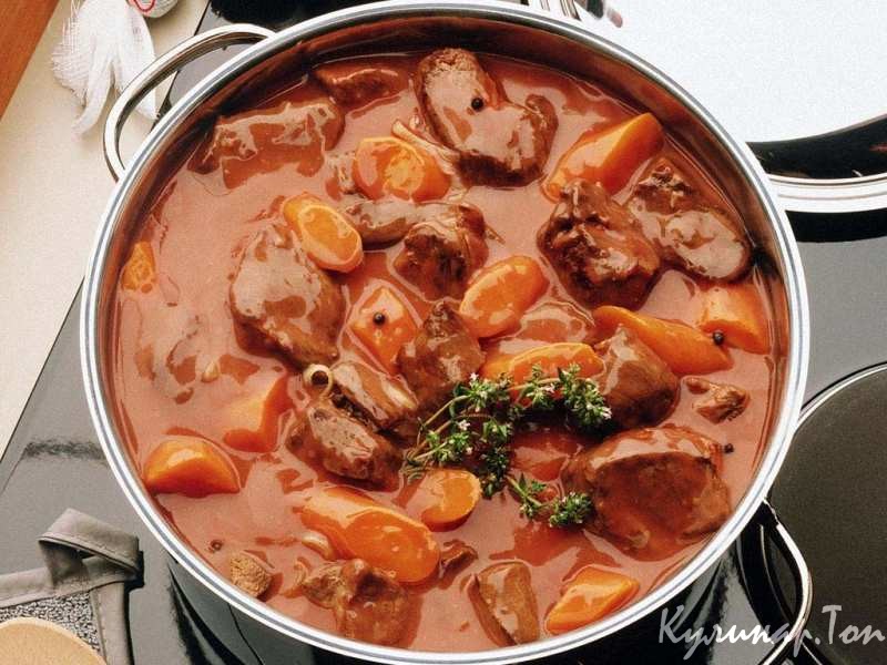 Тушеное мясо с картофелем и зеленью