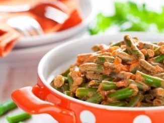 Тушёная фасоль с томатами и чесноком