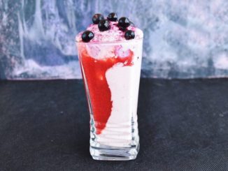 Творожный смузи с клубникой и смородиной