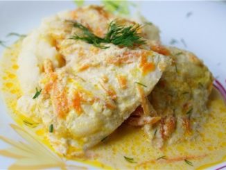 Запеченный минтай под сметанно-чесночным соусом