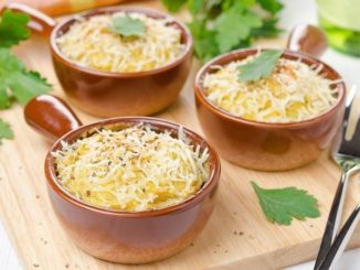 Запеканка с курицей под пюре из цветной капусты