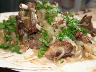 Бараньи ребрышки с луком