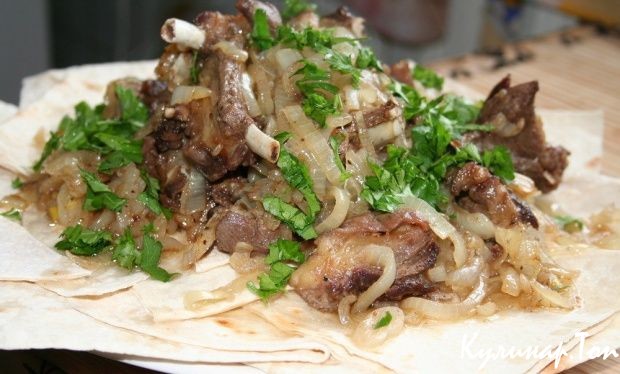 Бараньи ребрышки с луком Бараньи ребрышки с луком