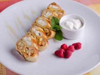 Блины с творогом и фруктами