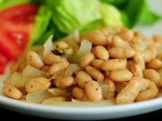 Фасоль, тушенная с луком
